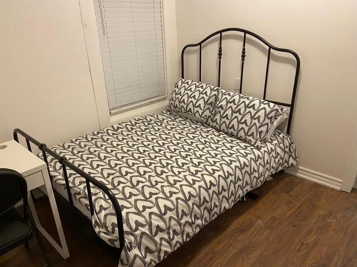 Budget Quad Room With En Suite Bathroom 36B Toronto 0*,